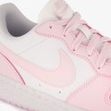 Wit leren sneaker met roze details en veters. Roze Nike-logo op de zijkant.