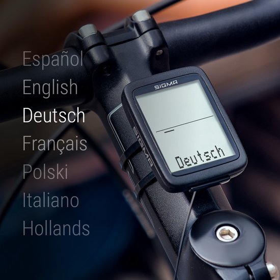Zwarte Sigma fietscomputer op fietsstuur. Het scherm toont 'Deutsch'. De talenlijst links toont 'Deutsch'.