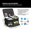 Zwarte golf organizer tas met 42x32x22cm, gevuld met golfballen, tees, kleding, schoenen en handschoenen.