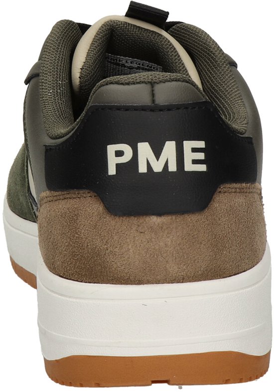 Achterkant van een legergroene sneaker met bruine suède hiel en"PME" in witte letters.
