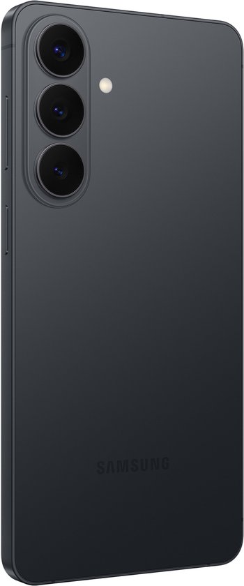 Zijaanzicht van de achterkant van een zwarte Samsung Galaxy S26+ smartphone met drie camera's.