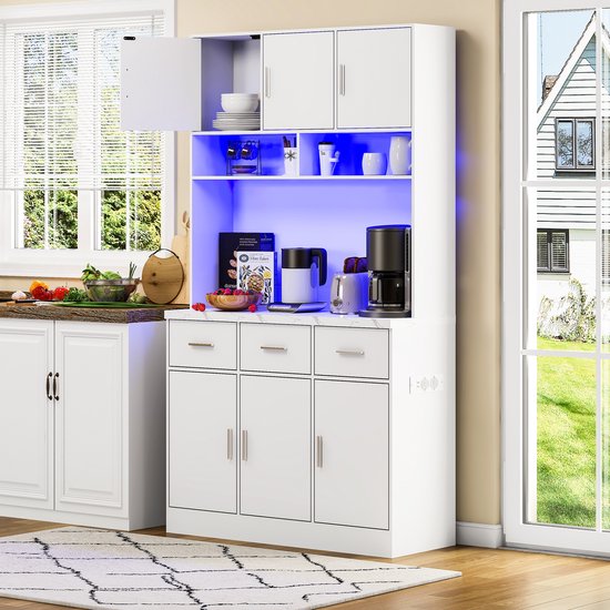 Witte keukenkast met lades en deuren, met blauwe verlichting in de open vakken. Deuren zijn deels geopend.