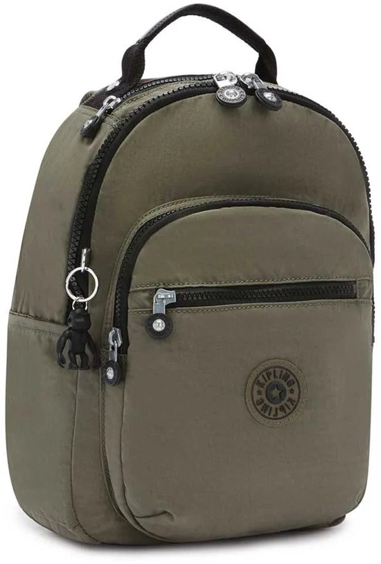 Legergroene Kipling rugzak met een Kipling aapje sleutelhanger aan de zijkant.