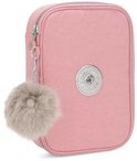 Roze Kipling pennenetui met zilverkleurig Kipling-logo en pluizige sleutelhanger.