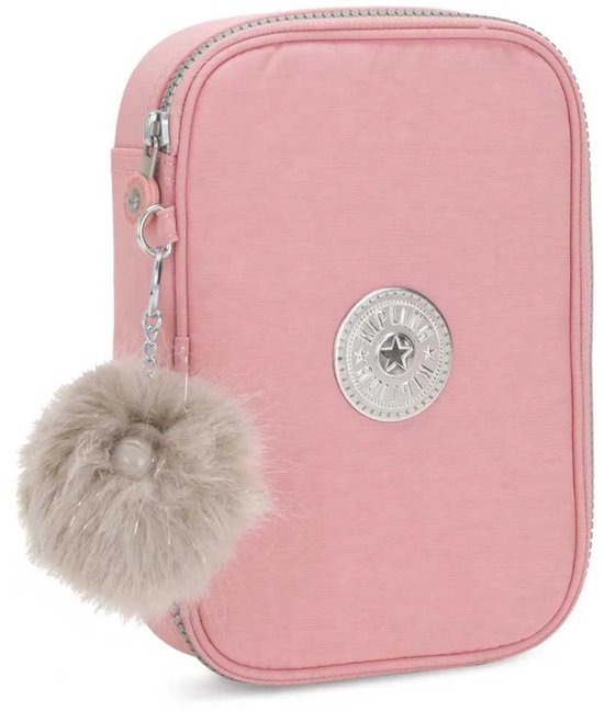 Roze Kipling pennenetui met zilverkleurig Kipling-logo en pluizige sleutelhanger.