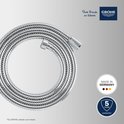 Zilverkleurige doucheslang, 1750 mm, met 'Pure Freude an Wasser' en GROHE logo.