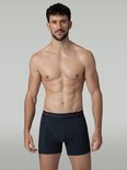 Man met donkere boxslip met logo-band.