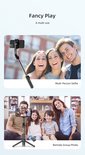Groep van drie vrouwen en twee mannen maken een selfie met een selfie-stick en een familie maakt een groepsfoto met een statief.