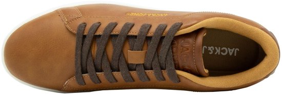 Bovenkant van bruine Jack & Jones sneakers met witte zolen en donkerbruine veters.