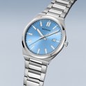 Zilverkleurig herenhorloge met blauwe wijzerplaat. De wijzerplaat heeft een datumweergave. Het horloge heeft een metalen band.