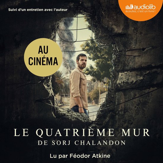 Un homme regarde à travers un trou dans un mur. "AU CINÉMA" et "Le quatrième mur" sont affichés sur l'image.