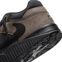 Zool van een bruine en zwarte lage sneaker met de tekst 'Jack' erop.