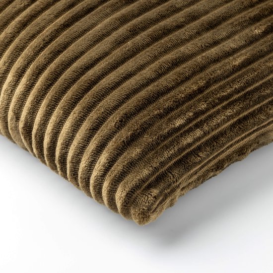Detail van een olijfgroen ribfluwelen kussen met verticale ribbels.