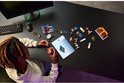 Enfant construisant du LEGO Fortnite avec une tablette, des figurines et des pièces du restaurant
