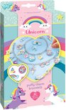 Doos van Totum 'Unicorn puffy charm bracelets' knutselset, met eenhoorns, regenbogen en een assortiment bedels.