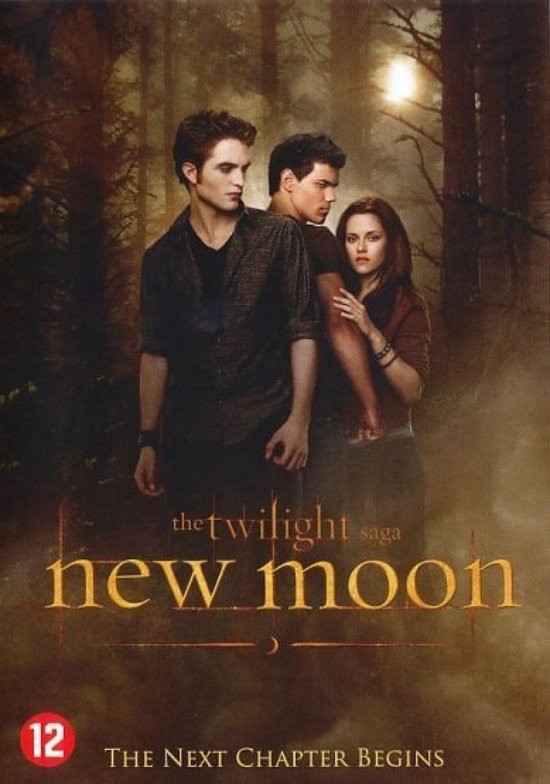 De voorkant van de DVD-hoes van The Twilight Saga: New Moon, met Bella Swan tussen Edward Cullen en Jacob Black, staand in een bos.