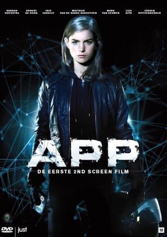 Een jonge vrouw met lang bruin haar draagt een zwarte leren jas, een hoodie en zwarte handschoenen. De tekst 'APP DE EERSTE 2ND SCREEN FILM' staat op de voorkant.