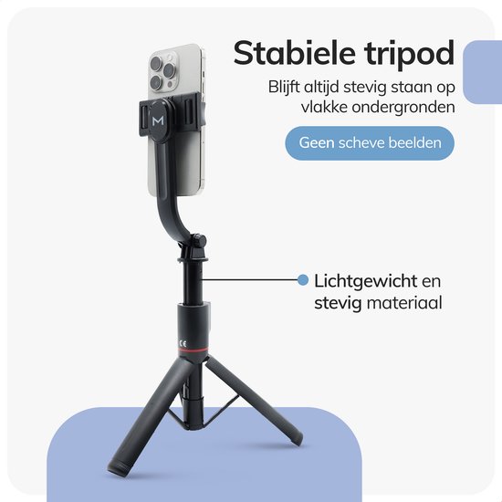 Zwarte, stabiele selfie stick met statief en een iPhone in de houder. Lichtgewicht en stevig.