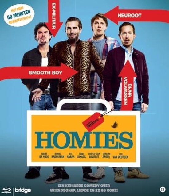 Vier mannen staan in een rij met rode pijlen die hun kenmerken aangeven: 'EX-MILITAIR', 'NEUROOT', 'SMOOTH BOY', 'BIJNA VOLWASSEN'. Het logo 'HOMIES' staat centraal.