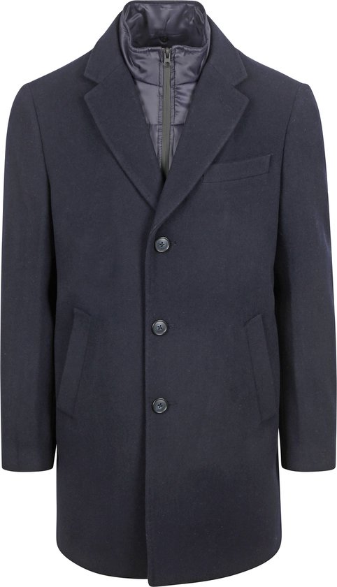 Donkerblauwe jas met een opstaande kraag van een gewatteerde bodywarmer eronder.