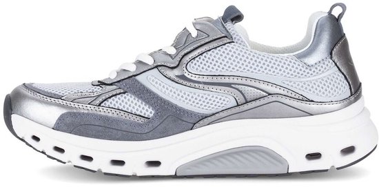 Zij-aanzicht van een grijze Gabor Rollingsoft sneaker met zilveren en donkergrijze accenten en een witte zool.