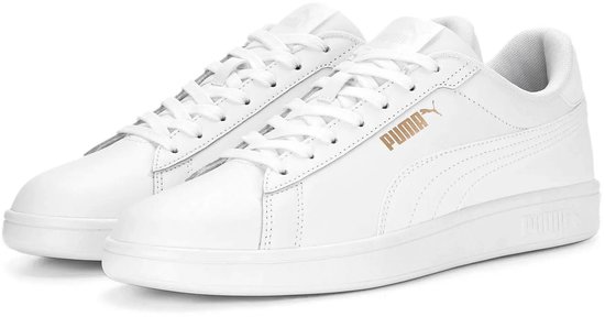 Witte Puma Smash sneakers met gouden Puma-logo op de zijkant.