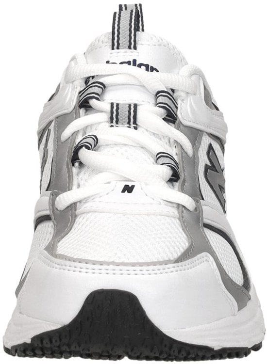 Vooraanzicht van een witte New Balance 408 sneaker met marineblauwe en grijze details, witte veters en een gestreept lipje.