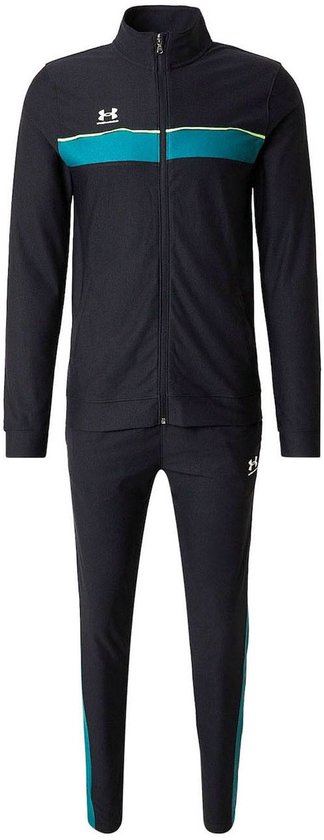 Zwart Under Armour trainingspak voor jongens, bestaande uit een jack met horizontale groene en gele baan op de borst, en een broek met groene baan op de zijkant.