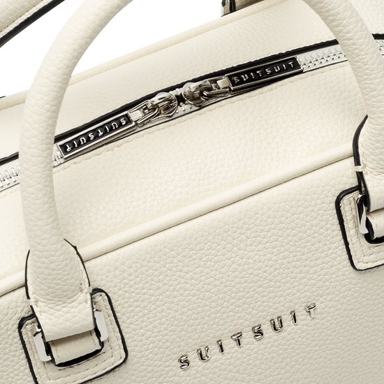 Detailopname van de off-white SUITSUIT handtas met zilverkleurige ritsen.