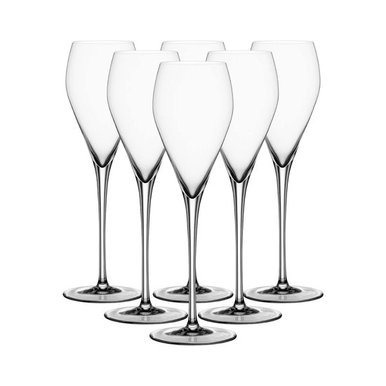 Zes lege champagneglazen met een dunne steel, op een witte achtergrond.