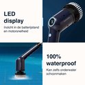 Samako schrobborstel met LED-display en steel bij een zwembad, tekst "LED display" en "100% waterdicht".