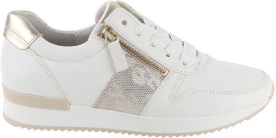 Zijaanzicht van een witte Gabor sneaker met veters en gouden accenten.
