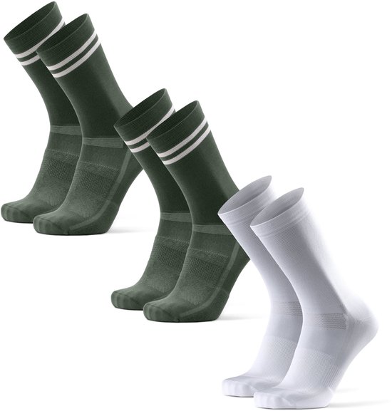 Trois paires de chaussettes mi-mollet vert foncé avec rayures blanches et deux paires de chaussettes mi-mollet blanches.