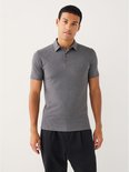 Man met grijs poloshirt, korte mouwen, kraag en knoopjes.