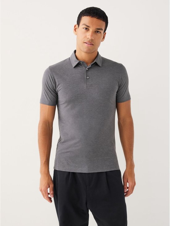 Man met grijs poloshirt, korte mouwen, kraag en knoopjes.