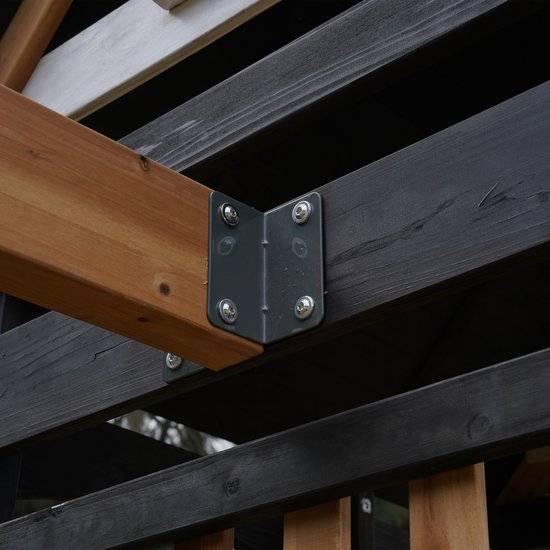 Donkere en lichte houten balken verbonden met een grijze hoekbeugel.