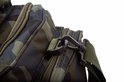 Zwarte, stevige kunststof clip met metalen karabijnhaak aan een camouflagemotief tas.