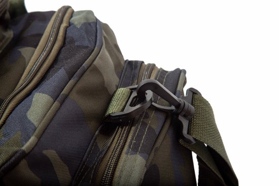 Zwarte, stevige kunststof clip met metalen karabijnhaak aan een camouflagemotief tas.