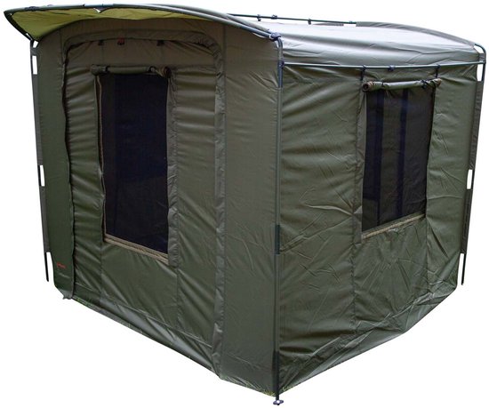 Groene Ultimate tent met oprolbare voorkant, twee zijramen met horren en een luifel.