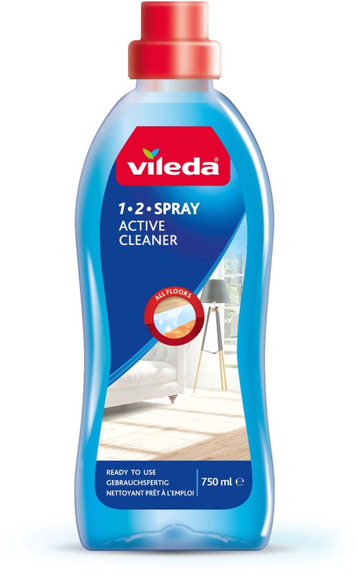 Vileda 1.2 Spray Active Cleaner fles van 750ml, met rode dop en blauwe vloeistof, etiket toont een woonkamer.