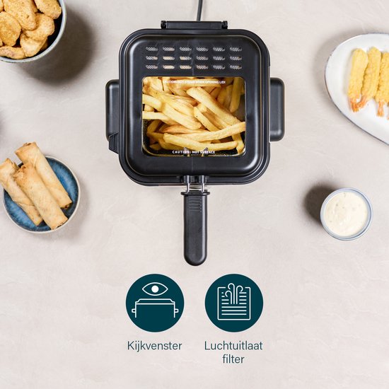 Zwarte friteuse met een mand vol goudbruine frietjes. Links een mandje met snacks, rechts een bord met gefrituurde garnalen. Icons kijkvenster en luchtfilter.