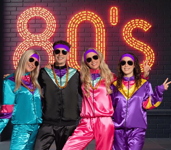 Vier personen in foute trainingspakken: turquoise, zwart, roze en paars, met hoofdbanden en gouden kettingen voor een 80s thema.