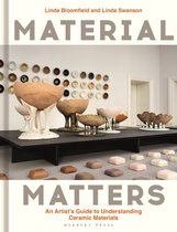 Livre 'Material Matters' avec des objets en céramique aux tons terreux et texturés au premier plan, avec du texte.