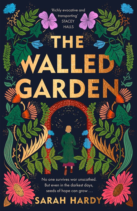 Boek kaft met de titel 'The Walled Garden' in gouden letters, omringd door bloemen en planten in donkerblauw.