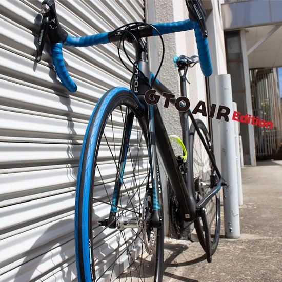 Een zwarte racefiets met blauwe stuurlinten en een helderblauwe voorband. De tekst 'GTO AIR Edition' staat op de fiets.