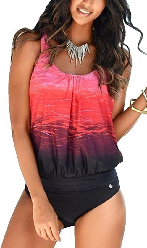 Model in rood met zwart tankini badpak met ombre patroon en zwarte broek. Zilverkleurige ketting en armband.
