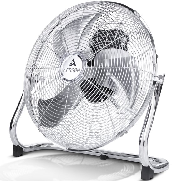 Chromen ventilator op een metalen standaard. Zicht op de zijkant van de ventilator.