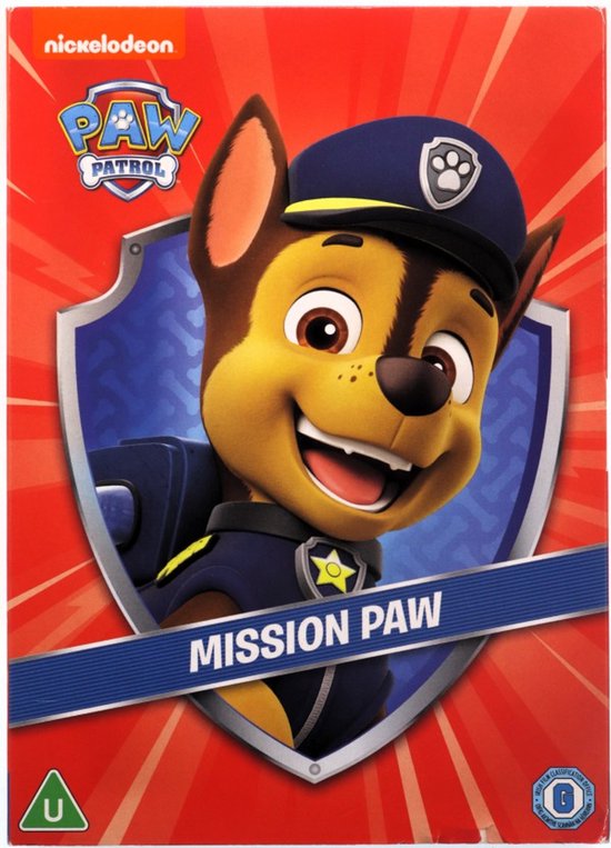 Chase, een Duitse herder, draagt zijn politieuniform en pet. De Paw Patrol-logo's staan op een schild.