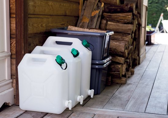 Drie witte jerrycans en een grijze ton met kraantjes en groene tuitjes.