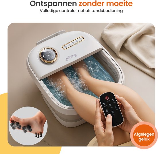 Close-up van voeten in een wit en grijs voetenbad, met een hand die de afstandsbediening vasthoudt.